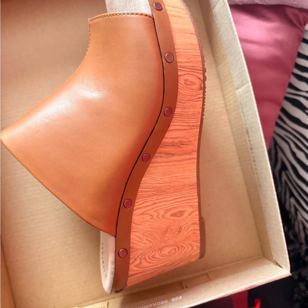 Clarks Women's Tan Leather Wedge Mule - Picture 2 of 3